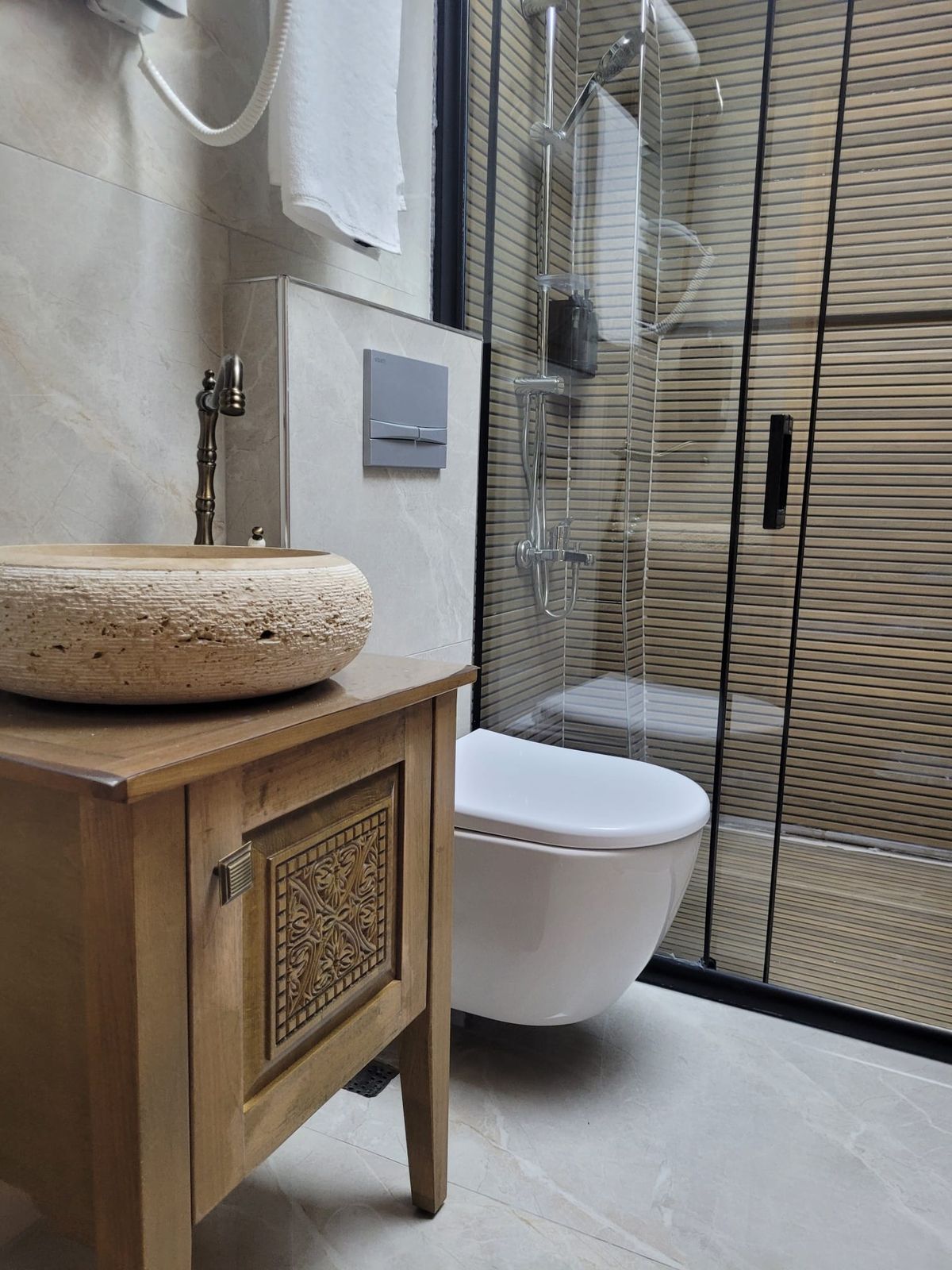 Traverten lavabolu modern banyo