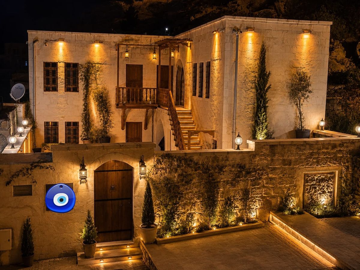 Aslanzade Konağı taş dış cephesi ve ahşap balkonu gece