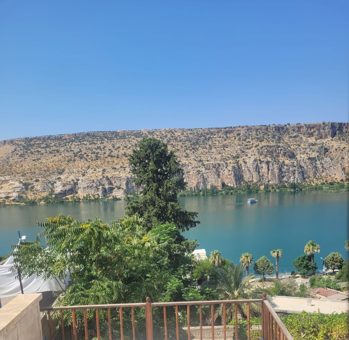 Balkondan Fırat Nehri üzerinde tekne manzarası