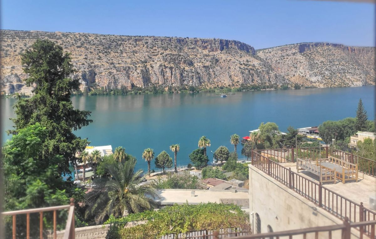 Aslanzade Konağı terasından Halfeti'de Fırat Nehri manzarası