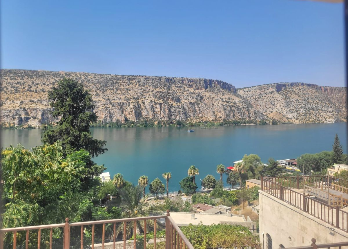 Halfeti kayalıkları arasında akan Fırat Nehri